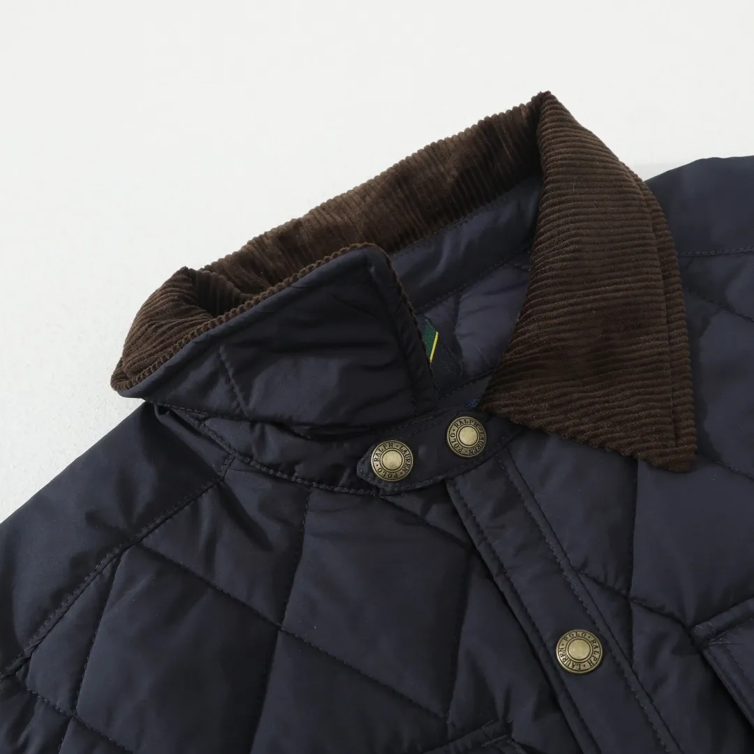 P370 #59 Ralph Lauren classic rhombus quilted cotton jacket for men and women. Inspired by retro workwear, it blends with contemporary British style. The imported machine-pressed rhombus quilting is accurately aligned, and the three-dimensional H-shaped tailoring is neat and slim. It is not bulky when layered in autumn and winter, and still maintains a light style.  Texture is reflected in the details: customized metal buckles, corduroy lapels, breathable eyelets under the arms, and slits on the hem, all replicating the brand's high-end genes. All excipients are standardized!  Five colors to choose from: black/khaki/brown/green/navy blue, easy to switch between commuting, leisure, and travel occasions. Function and appearance coexist: 37.5°C temperature control black technology, breathable and moisture-proof, anti-slip cotton patented fabric, temperature-locking, soft and waxy, durable and stylish. A retro warm-keeping item that can handle low temperatures calmly. The details are all made of craftsmanship, and the style has no limits. It has a classy look that will turn heads.  Color: Khaki Black Navy Green Brown Size: S M L